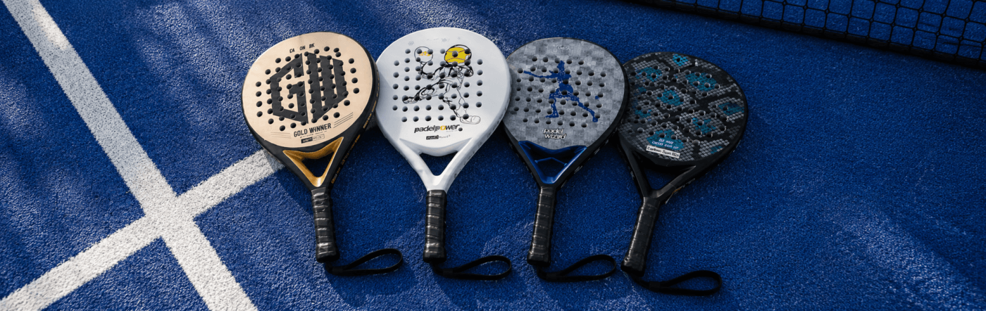 Fire Padel Power padelbat på blå padelbane
